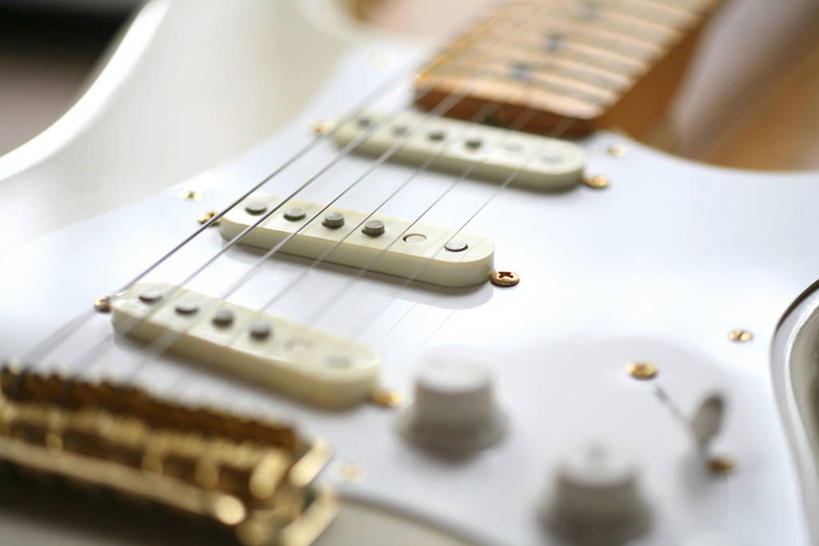 无人,横图,俯视,室内,特写,白天,静物,一把,阴影,朦胧,模糊,反射,影子,电吉他,乐器,弦乐器,弹拨弦鸣乐器,彩图,高角度拍摄,弹拨弦乐器