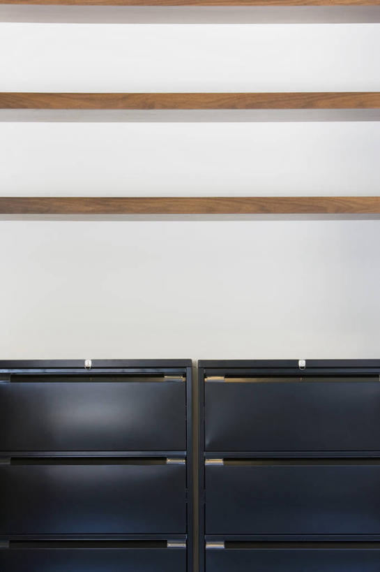 无人,竖图,室内,特写,白天,正面,柜子,静物,墙,墙壁,墙面,白色,黑色,储存,档案柜,储备,蕴藏,贮备,彩图,贮存