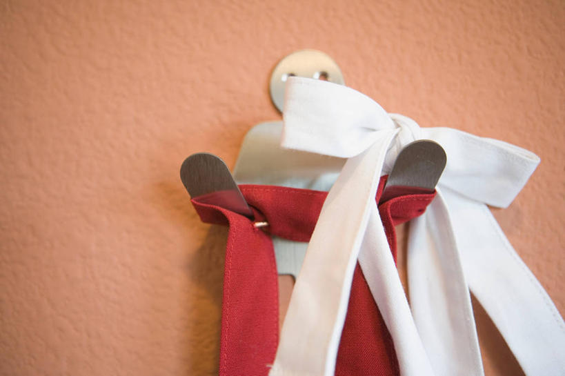 无人,横图,室内,特写,白天,正面,静物,服装,钩子,围裙,墙,墙壁,墙面,衣服,红色,白色,服饰,衣着,穿着,衣饰,彩图