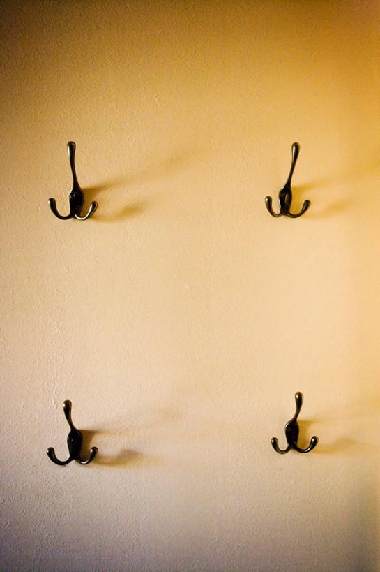 无人,竖图,室内,特写,白天,正面,静物,金属制品,一排,阴影,整齐,反射,金属,影子,墙,挂钩,墙壁,墙面,排列,四个,队列,彩图