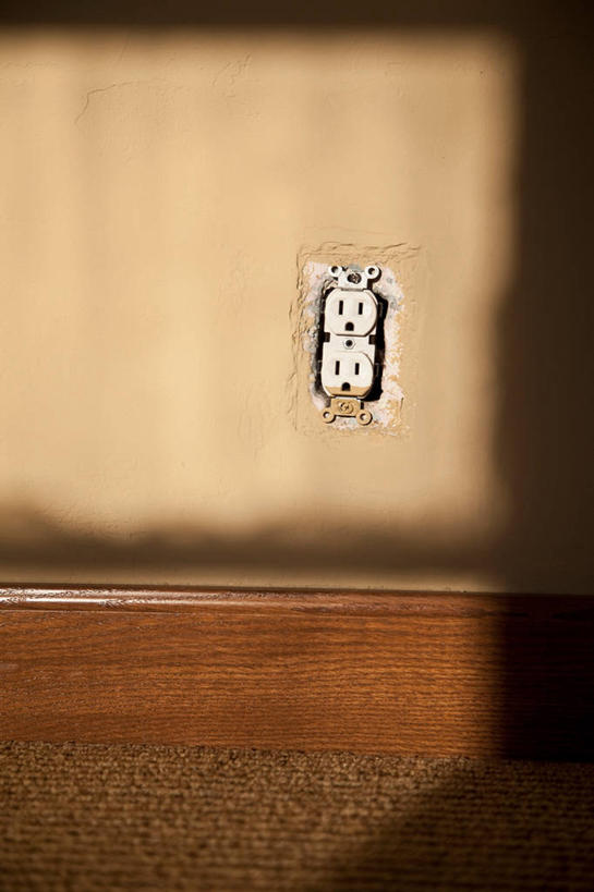 无人,竖图,室内,特写,白天,正面,静物,阴影,装饰,反射,电器,影子,墙,插座,墙壁,墙面,保护,华丽,修饰,点缀,家用电器,紧固,插线板,拖线板,牢固,衬托,美观,雅致,雅观,电源转换器,排插,踢脚板,壁脚线,踢脚线,贴脚线,彩图