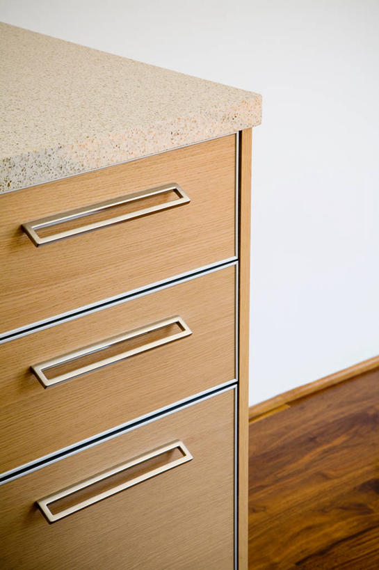 无人,竖图,室内,特写,白天,正面,地板,柜子,静物,抽屉,阴影,反射,影子,墙,地面,储物柜,木地板,墙壁,墙面,白色,储存,储备,蕴藏,贮备,抽斗,彩图,贮存