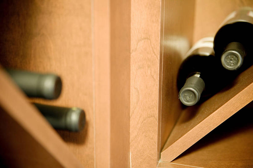 葡萄酒,无人,横图,室内,特写,白天,正面,阴影,反射,影子,酒类,红酒瓶,置物架,架子,玻璃制品,酒,酒瓶,饮料,玻璃瓶,瓶子,四个,葡萄酒瓶,陈列架,搁架,彩图