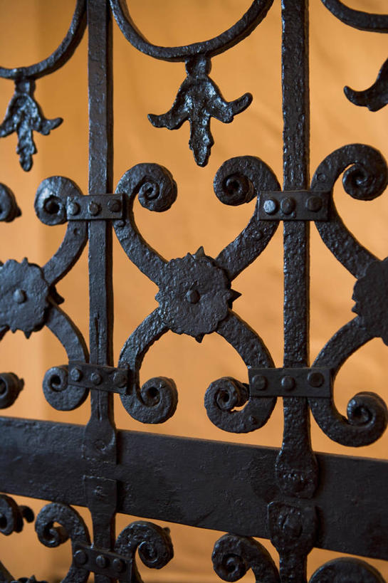 无人,竖图,室内,特写,白天,正面,门,静物,金属制品,花纹,装饰,金属,大门,黑色,门框,华丽,修饰,点缀,前门,宅院,衬托,美观,雅致,雅观,彩图,宅门