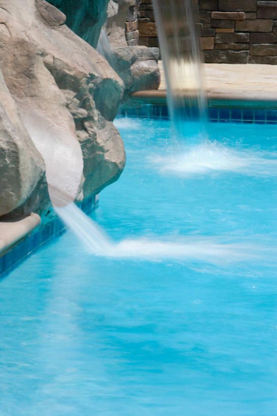 无人,体育馆,游泳池,竖图,室外,白天,正面,石头,瀑布,水,阴影,飞溅,溅,光线,石子,液体,影子,水池,水滴,水面,泳池,水珠,阳光,游泳馆,喷洒,跌水,石块,彩图