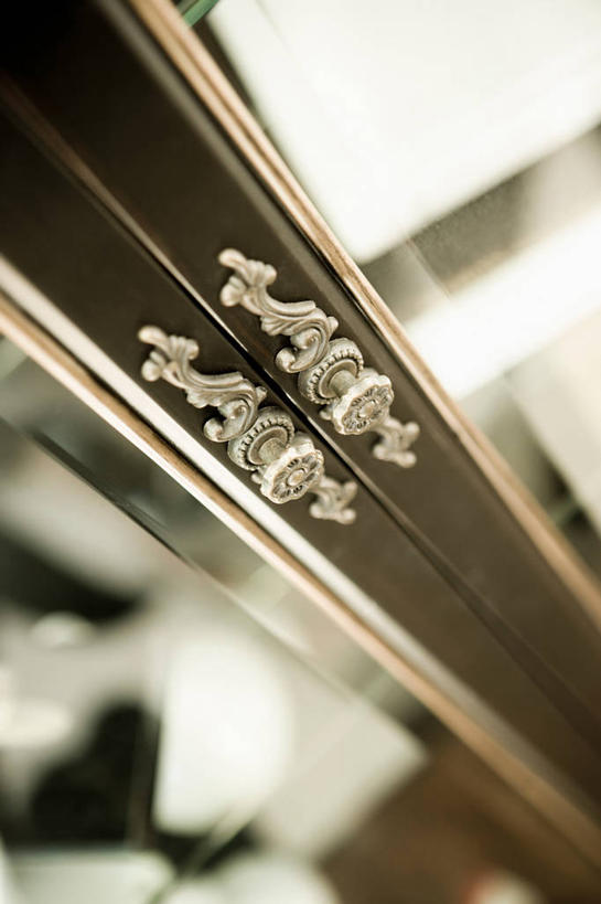 无人,竖图,室内,特写,白天,正面,柜子,静物,玻璃,货架,玻璃制品,把手,门把手,展示,门把,储存,展现,陈列柜,储备,蕴藏,贮备,拉手,彩图,贮存