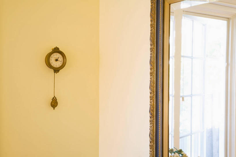 无人,横图,室内,白天,正面,窗户,阴影,时间,反射,时钟,影子,墙,计时,玻璃窗,墙壁,墙面,一个,黄色,钟表,表,单个,摆钟,钟,彩图