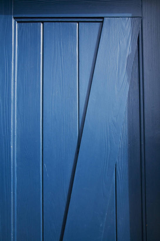 无人,竖图,室内,特写,白天,正面,门,静物,阴影,透明,反射,影子,蓝色,门框,理智,沉静,冷色,高深,冷淡,彩图