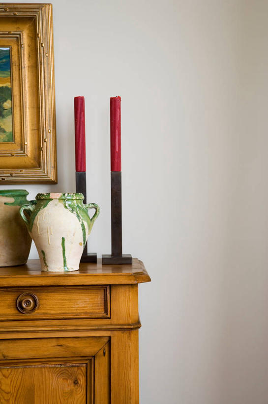 无人,竖图,室内,白天,正面,绘画,桌面,桌子,蜡烛,抽屉,玻璃,阴影,艺术,反射,影子,烛台,墙,梳妆台,古典,文化,墙壁,墙面,玻璃制品,红色,玻璃瓶,瓶子,工艺品,品味,化妆台,美术,高雅,蜡烛架,挂画,广口瓶,美学,烛炬,烛架,抽斗,装饰画,彩图