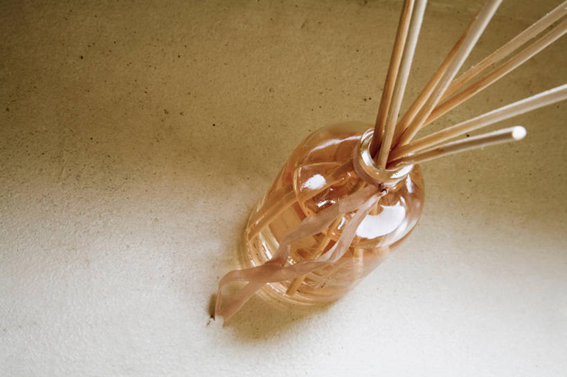 无人,横图,俯视,室内,特写,白天,时尚,静物,阴影,芳香,香气,反射,影子,玻璃制品,玻璃瓶,瓶子,品味,香水,优雅,气味,高雅,芬芳,除臭,彩图,高角度拍摄