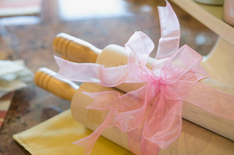 无人,横图,俯视,室内,特写,白天,烹饪,桌面,桌子,静物,厨具,木制,擀面杖,丝绸,丝带,缎带,绸带,两个,粉色,蝴蝶结,木制品,烹饪用具,烹调用具,烹调,彩图,高角度拍摄,厨房料理台,料理台