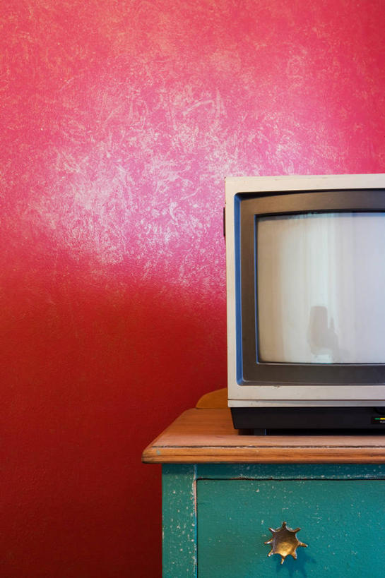 无人,竖图,室内,特写,白天,正面,桌面,桌子,静物,电视,阴影,反射,影子,墙,梳妆台,墙壁,墙面,红色,化妆台,一台,彩电,彩色电视机,显像管屏,显像管屏幕,电视机,彩图