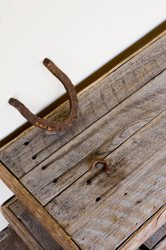 无人,竖图,俯视,室内,特写,白天,静物,椅子,金属制品,纹路,金属,纹理,木椅,斑驳,马蹄铁,肌理,班驳,彩图,高角度拍摄