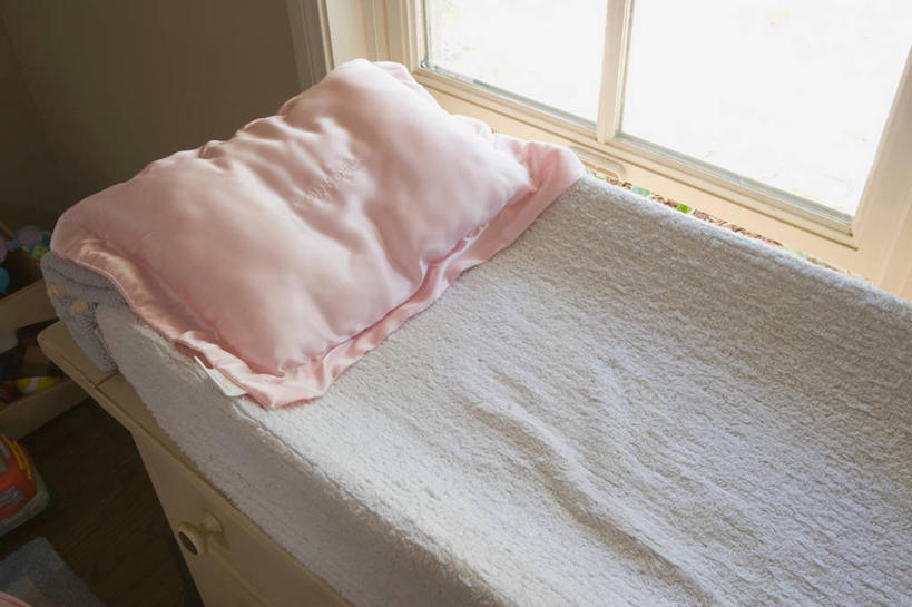 无人,横图,俯视,室内,特写,白天,窗户,靠垫,静物,阴影,反射,影子,靠枕,尿布,纸尿裤,尿不湿,玻璃窗,垫子,枕头,纸尿布,纸尿片,彩图,高角度拍摄