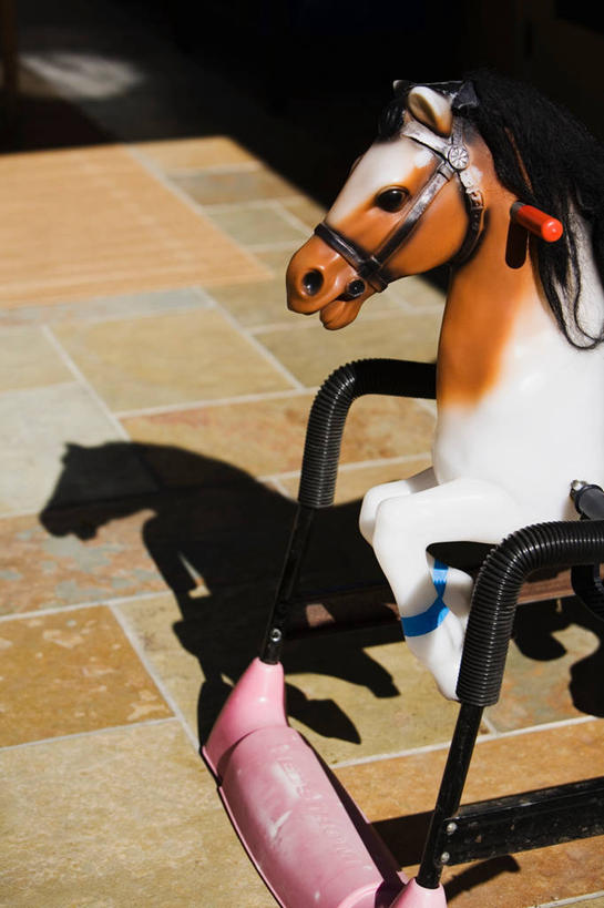 无人,竖图,室外,白天,正面,游戏,快乐,建材,建筑,玩具,阴影,光线,材料,瓷砖,影子,玩,娱乐,墙砖,阳光,休闲,建造,活动,发泄,消遣,智力,木马,宣泄,玩耍,嬉戏,彩图,墙面砖