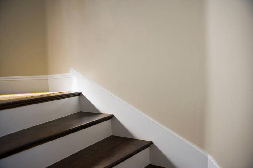 无人,栏杆,横图,室内,特写,白天,正面,地板,楼梯,静物,装饰,扶手,阶梯,墙,地面,护栏,木地板,墙壁,墙面,台阶,保护,华丽,修饰,点缀,紧固,牢固,衬托,美观,雅致,雅观,踢脚板,壁脚线,踢脚线,贴脚线,彩图