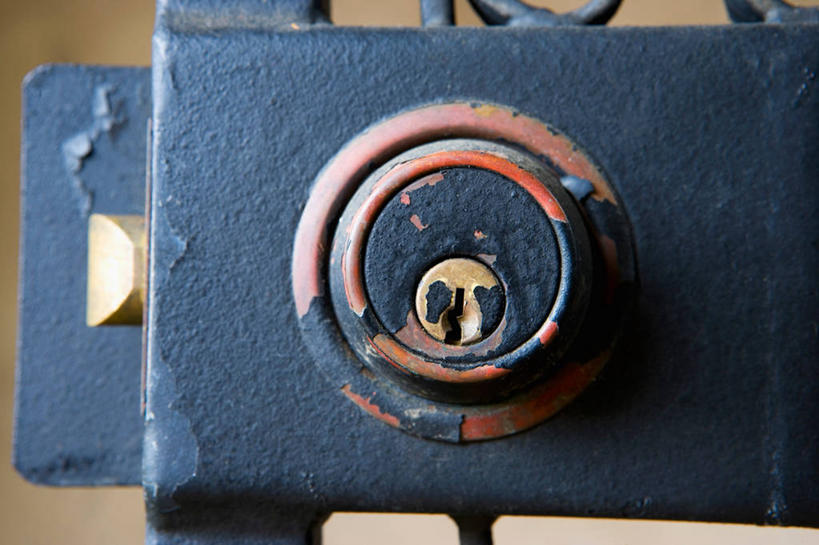 无人,横图,室内,特写,白天,正面,安全,静物,金属制品,生锈,金属,防护,锁,箱子,保险箱,保护,腐蚀,侵蚀,保险,私密,保全,周全,安稳,安定,防盗,腐化,锈迹斑斑,平安,彩图