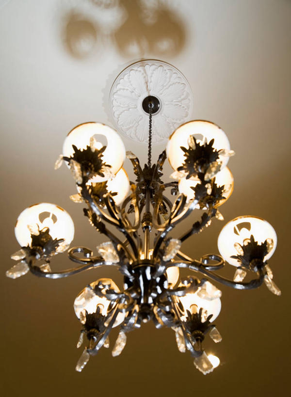 无人,竖图,室内,特写,白天,仰视,时尚,天花板,静物,照明,阴影,朦胧,模糊,光线,影子,墙,灯光,水晶,吊灯,水晶灯,墙壁,墙面,灯,灯具,华丽,照亮,照明设备,高贵,水晶吊灯,水晶制品,富丽,华美,彩图,低角度拍摄,水晶石