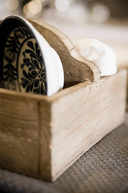 无人,竖图,室内,特写,白天,正面,静物,阴影,朦胧,模糊,反射,木制,木盒,影子,陶瓷,陶瓷制品,一个,木制品,容器,碗,单个,储藏,储存,彩图,贮存