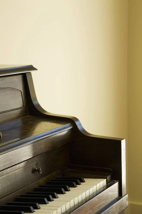 无人,竖图,室内,特写,白天,正面,键盘,静物,阴影,反射,影子,钢琴,墙,乐器,墙壁,墙面,键盘乐器,彩图