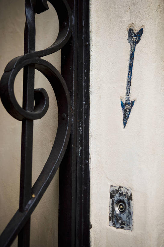 无人,竖图,室内,特写,白天,正面,门,静物,金属制品,金属,大门,方向,箭头,按钮,门框,指向,门铃,前门,宅院,簇,彩图,宅门