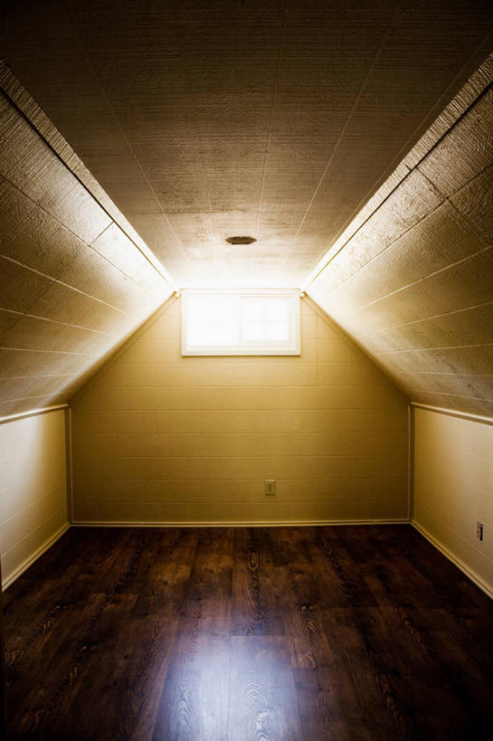 无人,竖图,室内,白天,正面,窗户,地板,阴影,反射,影子,房屋,楼阁,墙,屋子,地面,楼房,木地板,玻璃窗,墙壁,墙面,彩图,房子,架空