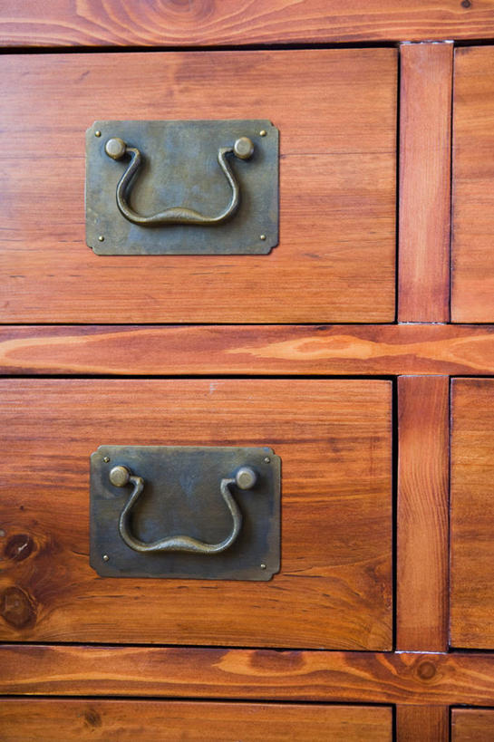 无人,竖图,室内,特写,白天,正面,桌面,桌子,静物,抽屉,金属制品,金属,木制,梳妆台,把手,木制品,容器,化妆台,储藏,储存,抽斗,彩图,贮存