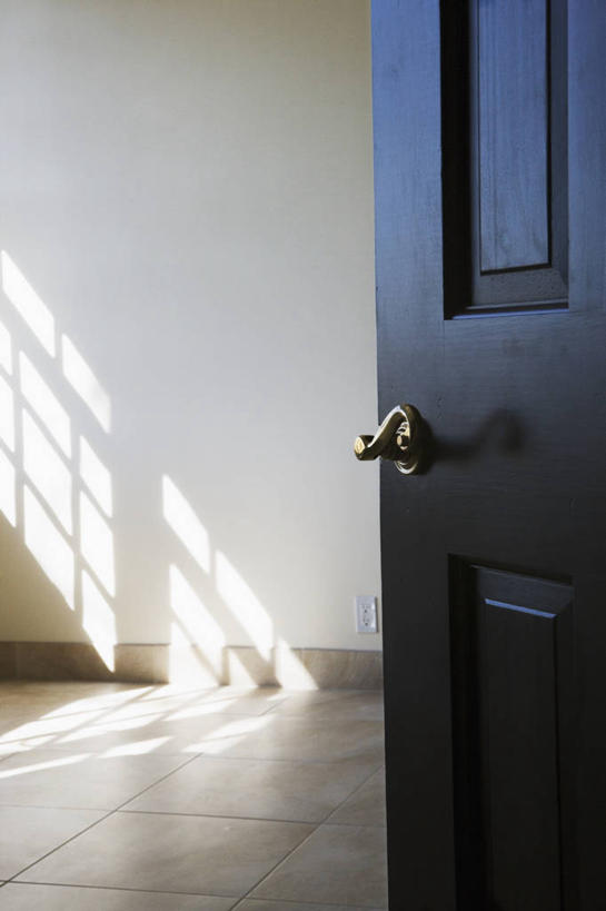 无人,竖图,室内,白天,正面,阴影,光线,影子,墙,墙壁,墙面,黑色,阳光,把手,门把手,门把,拉手,彩图
