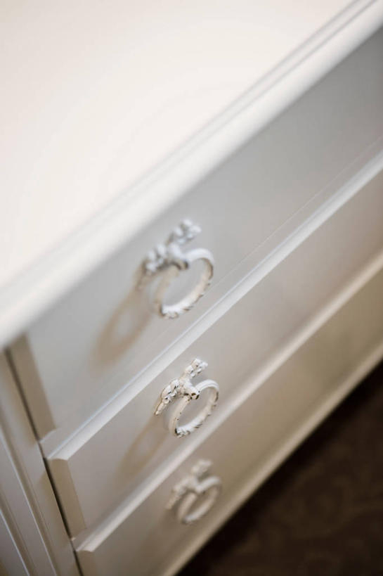 无人,竖图,俯视,室内,特写,白天,桌面,桌子,静物,抽屉,金属制品,金属,木制,梳妆台,白色,把手,木制品,容器,化妆台,储藏,储存,抽斗,彩图,高角度拍摄,贮存