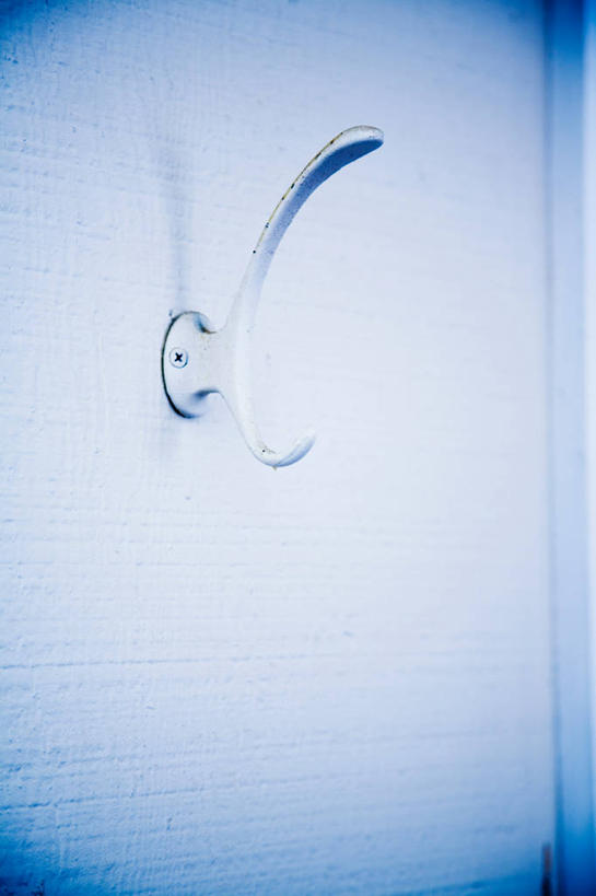 无人,竖图,室内,特写,白天,正面,纯洁,静物,阴影,朦胧,模糊,反射,影子,墙,银色,挂钩,墙壁,墙面,一个,白色,信仰,单个,高贵,雅致,彩图