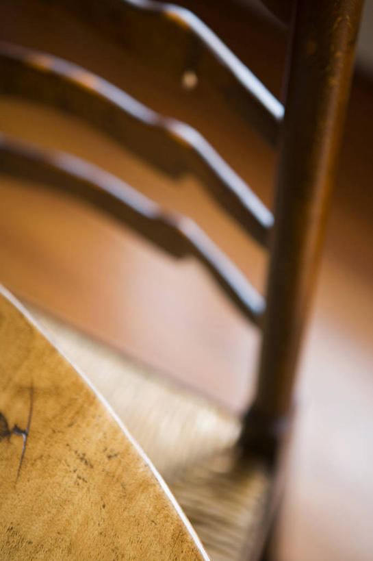 无人,竖图,俯视,室内,特写,白天,地板,桌面,桌子,静物,椅子,木制,木椅,木桌,地面,木地板,木制品,彩图,高角度拍摄,木桌子