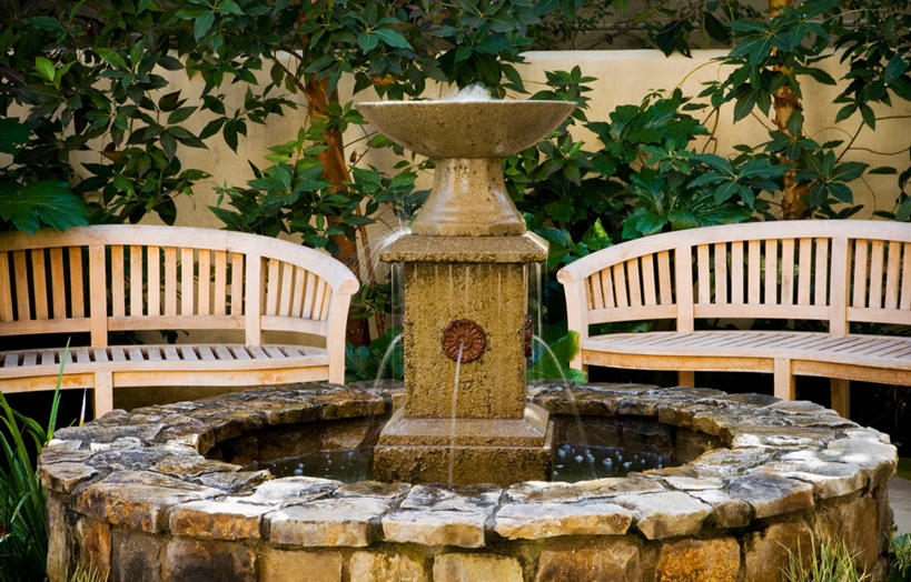 无人,横图,室外,白天,正面,水,植物,喷泉,叶子,椅子,阴影,飞溅,溅,光线,液体,影子,木椅,池塘,景观,水池,水滴,绿叶,文化,水珠,绿色,阳光,自然,品味,嫩叶,生长,成长,喷洒,水景,美观,设计,叶,叶片,彩图