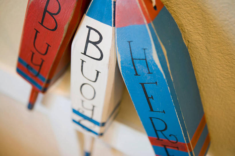 无人,横图,室内,特写,白天,正面,静物,阴影,反射,英文,标志,文字,影子,字符,字母,墙,标识,墙壁,墙面,浮标,英文字母,航标,彩图,航行标志,助航标志