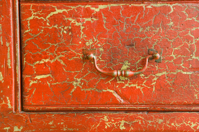 无人,横图,室内,特写,白天,正面,柜子,桌面,桌子,静物,抽屉,阴影,反射,影子,储物柜,梳妆台,红色,把手,化妆台,储存,储备,蕴藏,贮备,抽斗,彩图,贮存