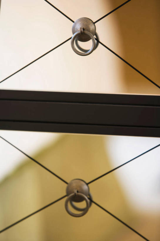 无人,竖图,室内,特写,白天,正面,柜子,镜子,静物,抽屉,阴影,朦胧,模糊,反射,影子,储物柜,镜像,镜面,储存,旋钮,储备,蕴藏,贮备,抽斗,彩图,贮存