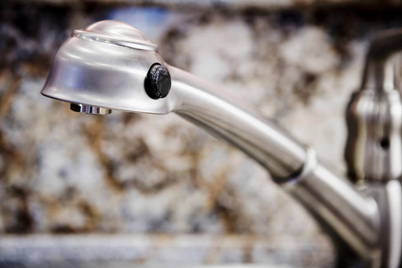 无人,横图,室内,特写,白天,正面,石头,厨房,静物,朦胧,模糊,石子,水龙头,墙,开关,墙壁,墙面,打开,花岗岩,阀门,开启,水咀,火成岩,岩浆岩,石块,岩石,彩图,灶间