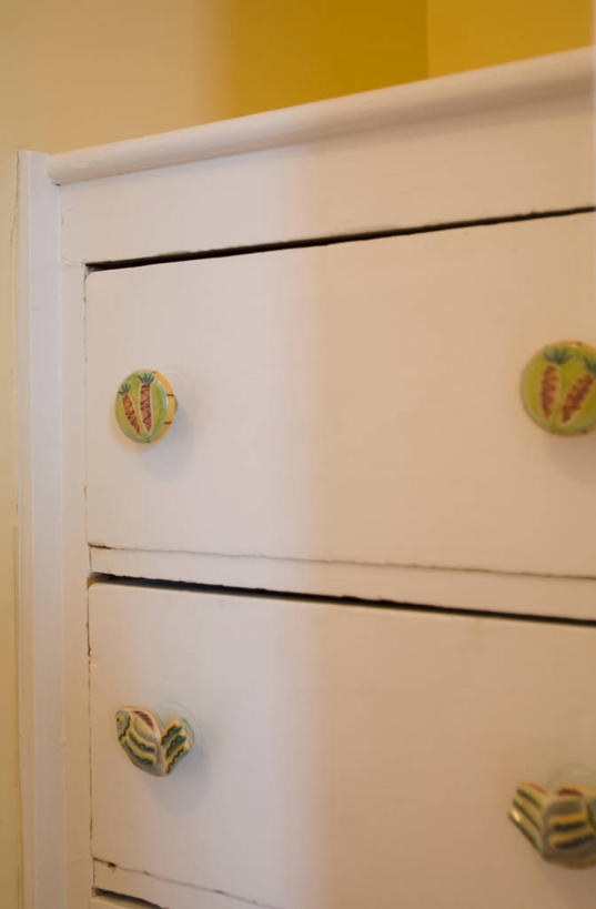 无人,竖图,室内,特写,白天,正面,柜子,桌面,桌子,静物,抽屉,阴影,反射,影子,储物柜,梳妆台,化妆台,储存,旋钮,储备,蕴藏,贮备,抽斗,彩图,贮存