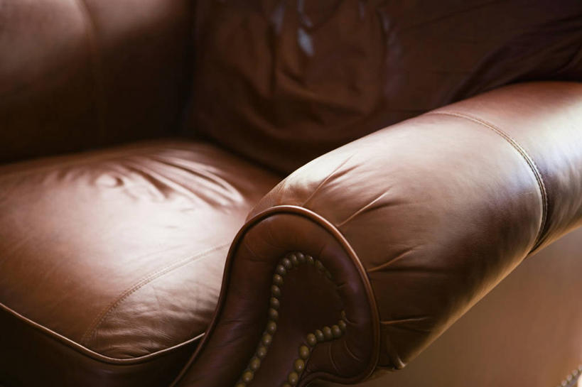 无人,客厅,横图,俯视,室内,特写,白天,沙发,静物,阴影,反射,影子,棕色,起居室,客堂,彩图,高角度拍摄,皮沙发