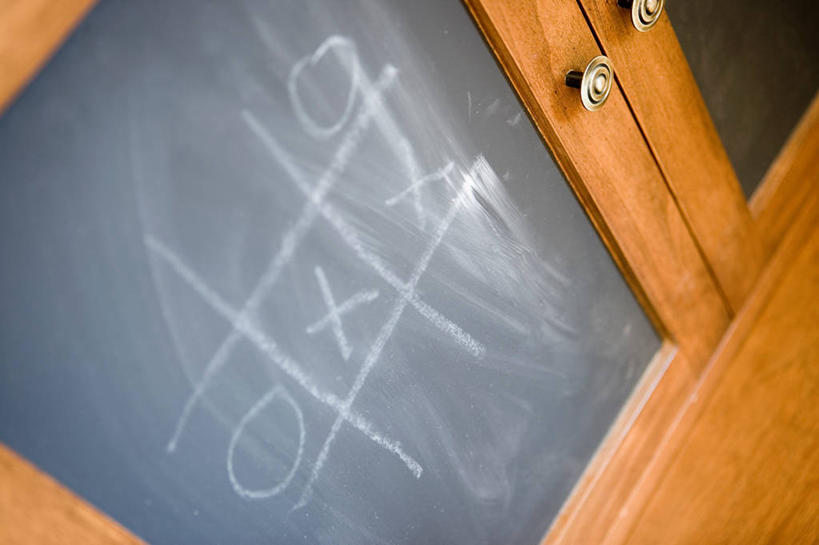 无人,横图,俯视,室内,特写,白天,游戏,柜子,静物,笔,工具,储物柜,玩,娱乐,粉笔,学习用品,黑板,休闲,教学,活动,文具用品,储存,发泄,消遣,智力,宣泄,耐磨,白垩,储备,蕴藏,贮备,教学黑板,玩耍,嬉戏,彩图,高角度拍摄,井字游戏,连珠游戏,贮存