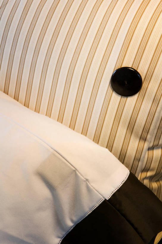 无人,竖图,俯视,室内,特写,白天,床,靠垫,卧室,静物,阴影,反射,影子,双人床,床单,靠枕,被子,垫子,枕头,温暖,保暖,被单,御寒,羽绒被,彩图,高角度拍摄,睡房,卧房