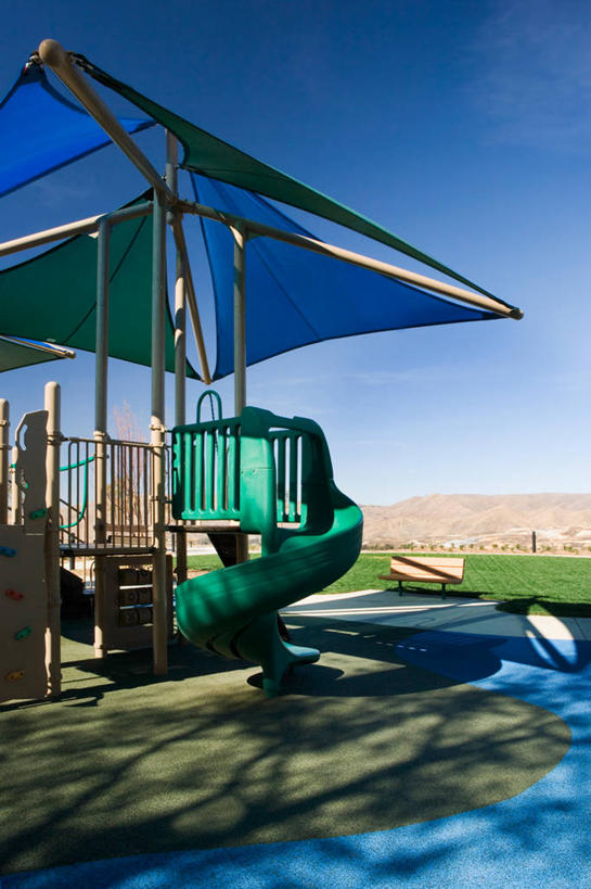 无人,公园,游乐园,竖图,室外,白天,正面,旅游,度假,游戏,美景,游乐场,玩具,阴影,光线,影子,景观,玩,娱乐,运动器械,架子,蓝色,蓝天,天空,阳光,自然,天,享受,休闲,滑滑梯,滑梯,景色,放松,益智,晴朗,活动,攀登架,发泄,消遣,智力,自然风光,万里无云,宣泄,乐园,主题公园,晴空,晴空万里,玩耍,嬉戏,彩图,攀爬架,人造公园,主题乐园