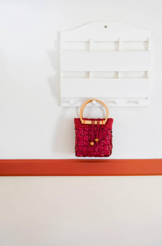 无人,竖图,室内,特写,白天,正面,静物,吊挂,悬挂,阴影,反射,影子,墙,挂,置物架,架子,墙壁,墙面,一个,红色,皮夹子,钱包,单个,零钱包,皮夹,陈列架,搁架,彩图