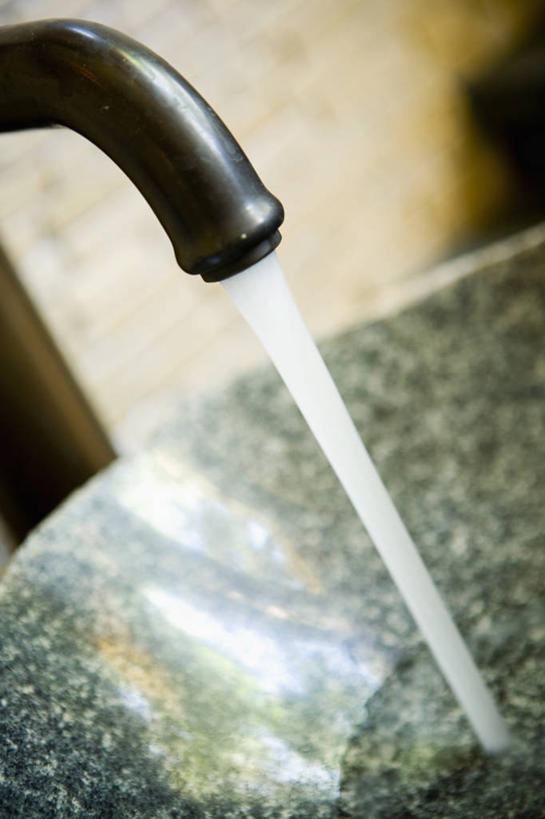 无人,竖图,俯视,室内,特写,白天,水,卫生间,洗手间,浴室,阴影,飞溅,朦胧,模糊,溅,反射,水槽,水龙头,液体,影子,水滴,水斗,开关,水珠,打开,阀门,开启,喷洒,水咀,厕所,淋浴房,彩图,高角度拍摄,冲凉房,沐浴间,沐浴室