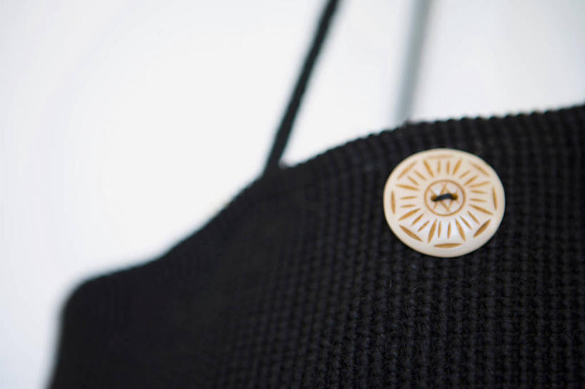 无人,横图,室内,特写,白天,正面,静物,阴影,朦胧,模糊,反射,影子,纽扣,一个,黑色,皮夹子,钱包,单个,钮扣,零钱包,皮夹,彩图