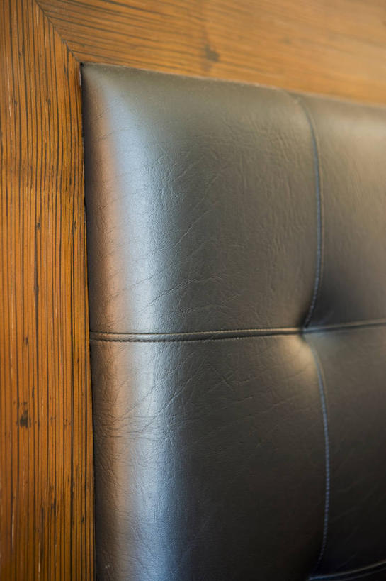 无人,竖图,室内,特写,白天,正面,床,卧室,静物,阴影,反射,影子,双人床,床单,被子,被单,彩图,睡房,卧房