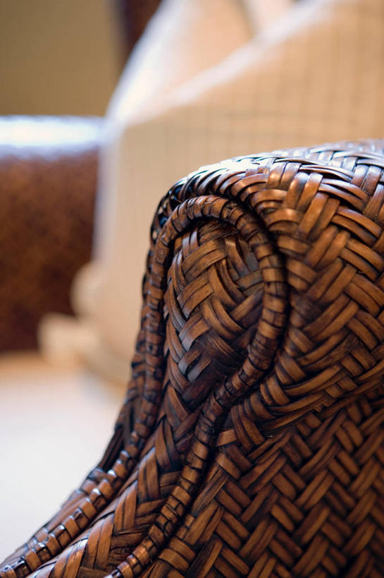 无人,交叉,竖图,室内,特写,白天,正面,靠垫,静物,椅子,阴影,朦胧,模糊,编织,反射,纹路,纹理,影子,藤椅,靠枕,垫子,枕头,交织,肌理,穿插,彩图