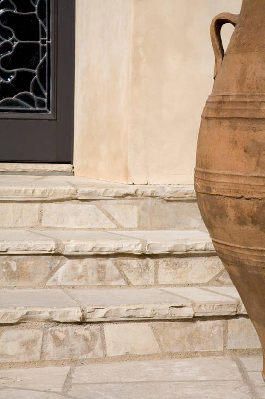 无人,竖图,室外,特写,白天,正面,楼梯,门,阴影,光线,壶,影子,陶瓷,阶梯,墙,陶瓷制品,斑驳,墙壁,墙面,台阶,水壶,白色,阳光,茶壶,容器,门框,班驳,彩图