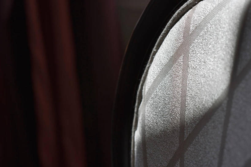 无人,横图,室内,特写,白天,正面,静物,椅子,一把,阴影,反射,纹路,纹理,影子,肌理,彩图