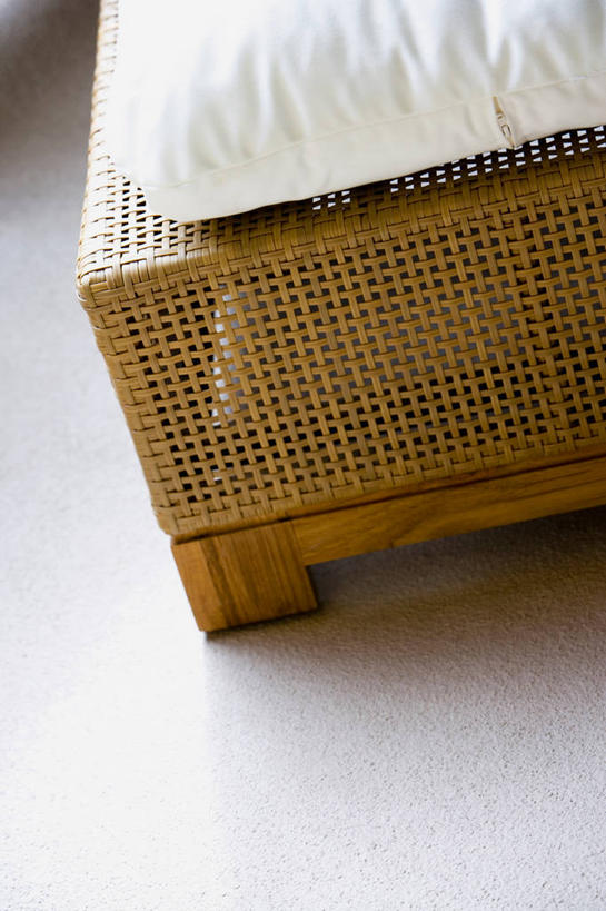 无人,交叉,竖图,俯视,室内,特写,白天,靠垫,静物,椅子,阴影,编织,反射,影子,藤椅,靠枕,垫子,枕头,交织,穿插,彩图,高角度拍摄