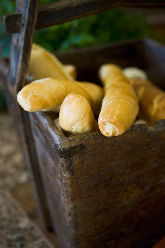 点心,面包,无人,竖图,俯视,室内,特写,白天,许多,阴影,朦胧,模糊,反射,木制,篮子,影子,食品,面点,很多,食物,糕点,木制品,容器,储藏,储存,彩图,高角度拍摄,面包棒,贮存